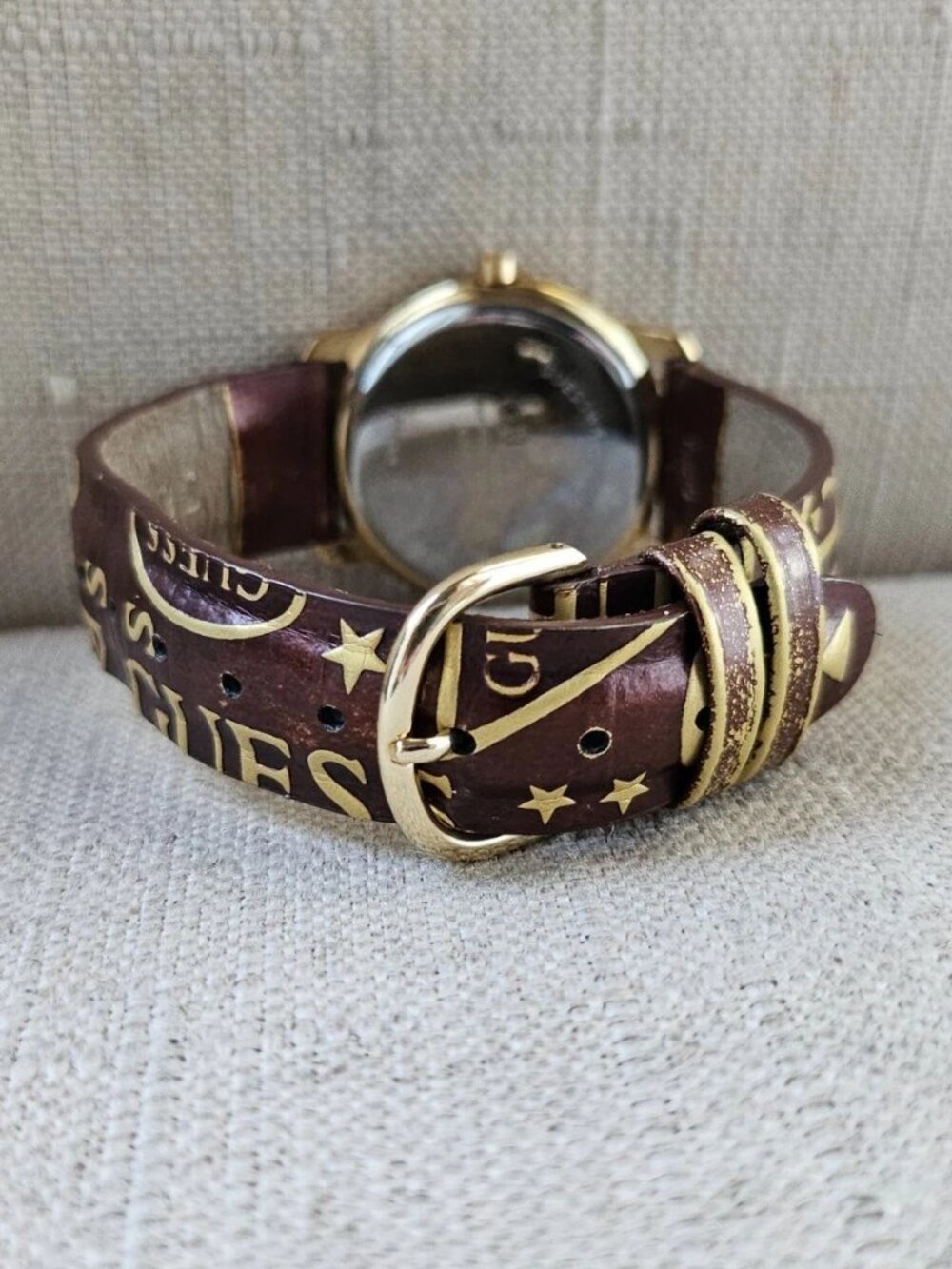 Vintage Guess Wristwatch Unisex Brown Leather Strap Gold Tone Face Analog Watch - Picture 8 of 12